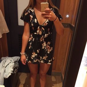 SUPER CUTE floral front tie romper